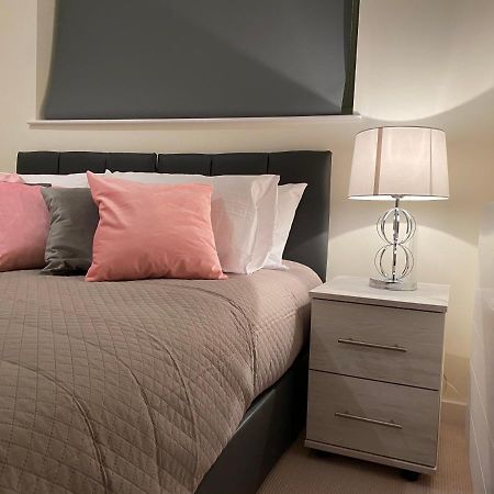 Amazing 2 Bed 2 Bath Private Apartment Уотфорд Екстериор снимка