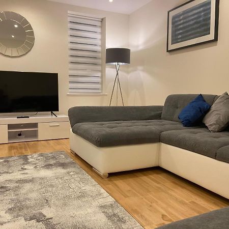 Amazing 2 Bed 2 Bath Private Apartment Уотфорд Екстериор снимка